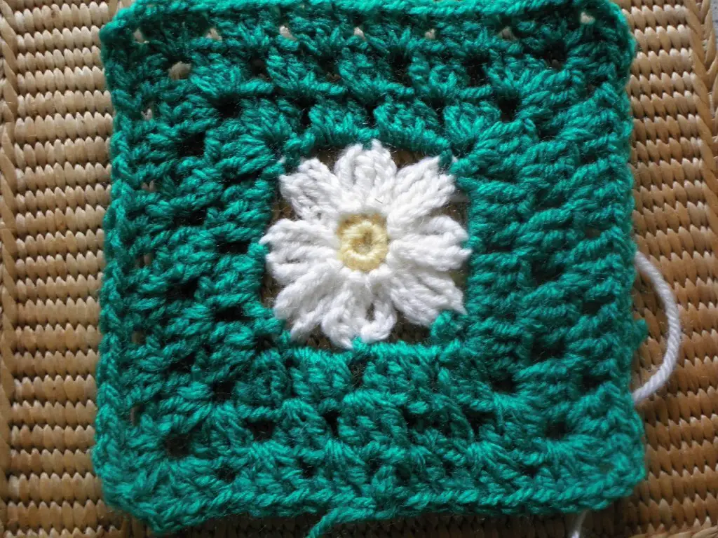 [Free Pattern] These Daisies Are Very Pretty And Cheerful! Square Pattern Included Too!