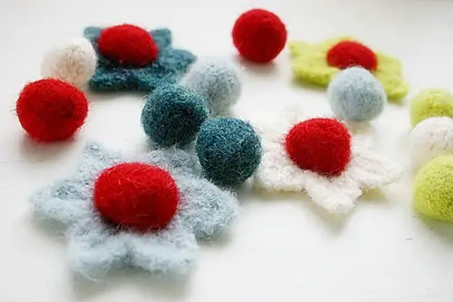 [Free Pattern] This Simple Felted Garland With A Mix Of Berries And Blooms Is A Fun Project For Any Time Of Year