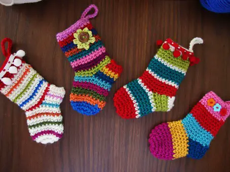 [Free Pattern] These Little Christmas Socks Are Fabulous Ornaments
