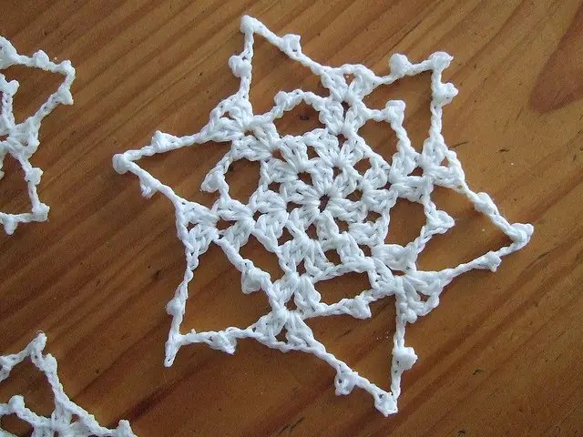 [Free Pattern] Super Easy, Super Quick, Bev’s 15 Minute Snowflake Can Be Used For So Many Things