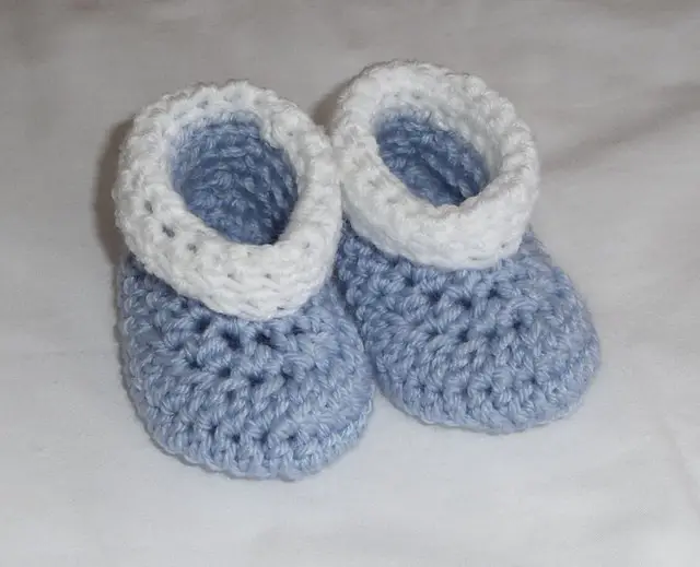 [Free Pattern] Adorable No Seam Baby Booties- The Easiest Pattern Ever!