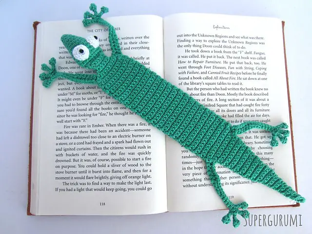 [Free Pattern] This Adorable Gecko Bookmark Will Make Your Day A Little Brighter