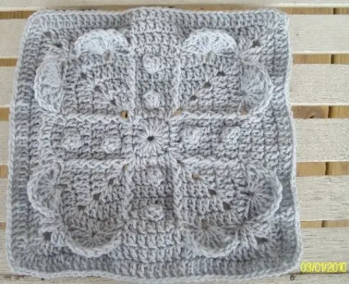 [Free Pattern] Gorgeous Square That Reminds Us That True Love Is Never-Ending