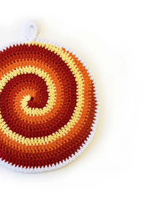 [Free Pattern] These Spiral Potholders With Amazing Looks And Colors Are Brilliant