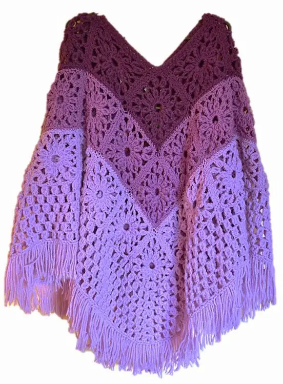 [Free Pattern] So Easy, So Clever! This Daisy Granny Square Crocheted Poncho Is Fabulous!