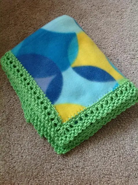 [Free Pattern] This Unisex Crochet Edge Can Make Any Fleece Blanket Look Amazing!