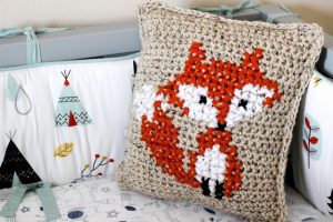 [Video Tutorial] Learn How To Cross Stitch On Crochet With This Adorably Simple Fox Design