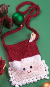 [Free Pattern] Your Favorite Little Girl Will LOVE This Cute Santa Purse!
