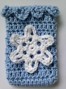 [Free Pattern] This Winter iPhone Cover Is A Great Gift Idea For Women And Teenage Girls