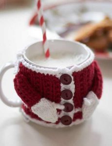 [Free Pattern] Adorable Santa-Inspired Mug Hugging Cozy