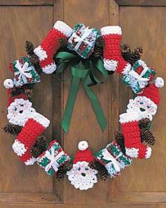[Free Pattern] Get Into the Holiday Spirit With This Cheery Merry Christmas Wreath