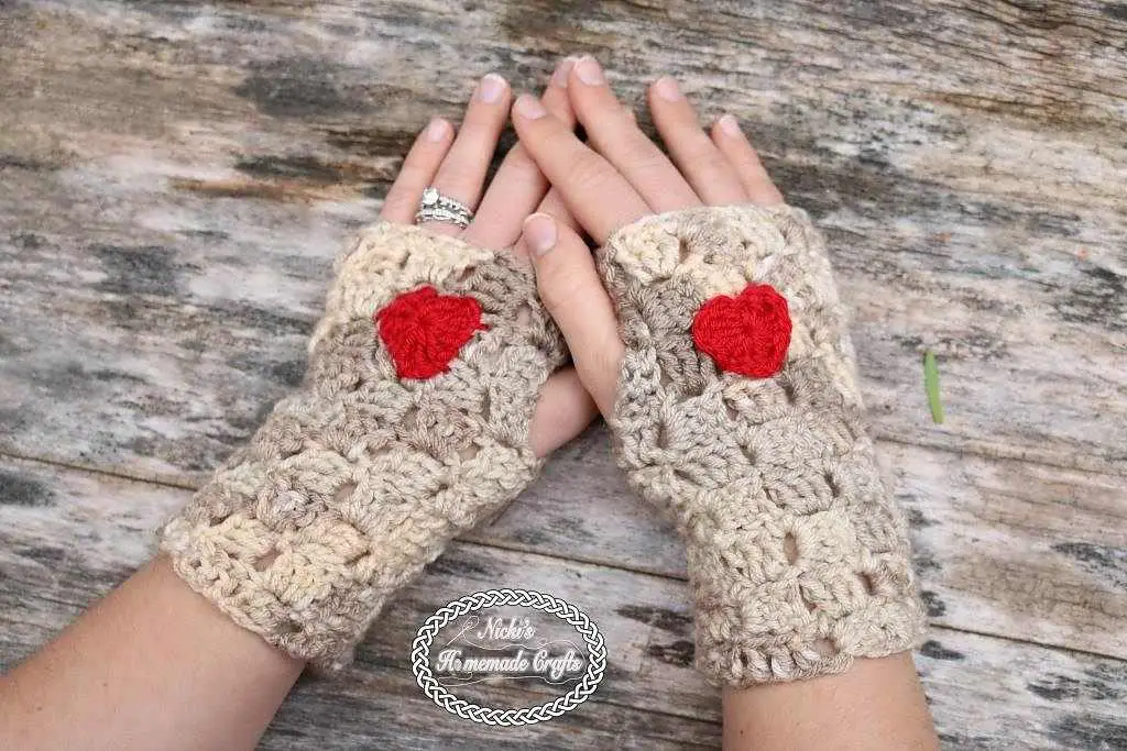 This Crochet Heart Fingerless Gloves Are Super-Cute And Perfect For Texting!