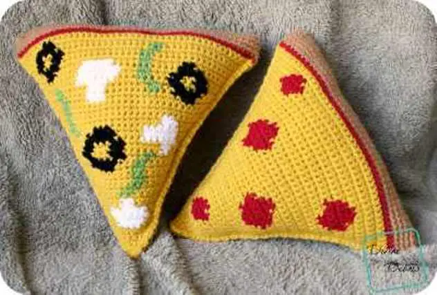 [Free Pattern] Have Fun Making This Pizza Amigurumi With Two Different Pizza Toppings
