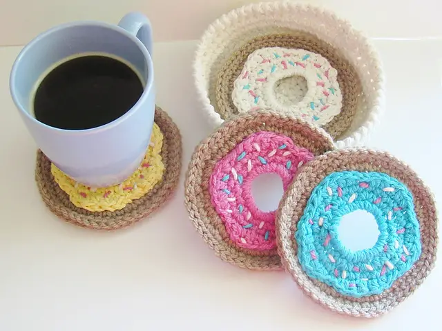 [Free Pattern] Surprise Your Guests With This Cute Doughnut Coasters And Holder Set