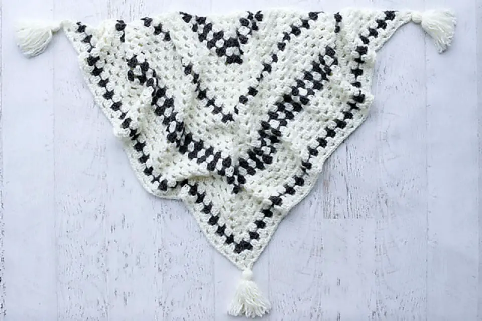 [Free Pattern] Stunningly Beautiful Crochet Granny Stitch Shawl For All Seasons