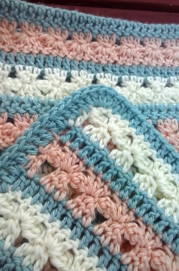 [Free Pattern] Fantastically Cute Blanket With Little Flower Rows