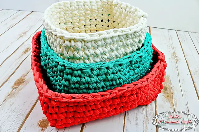 [Free Pattern] Make Your Gifts Special With These T-Shirt Yarn Christmas Baskets
