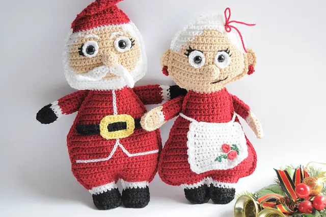 [Free Patterns] Decorate Your Home This Holiday Season With These Jolly Mr. and Mrs. Santa Claus Dolls