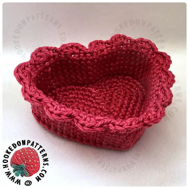 [Free Pattern] Cute And Simple Heart Shaped Basket