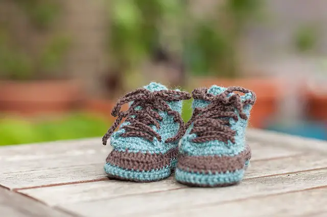 10 Quick and Easy Crochet Baby Booties [Free Crochet Patterns]