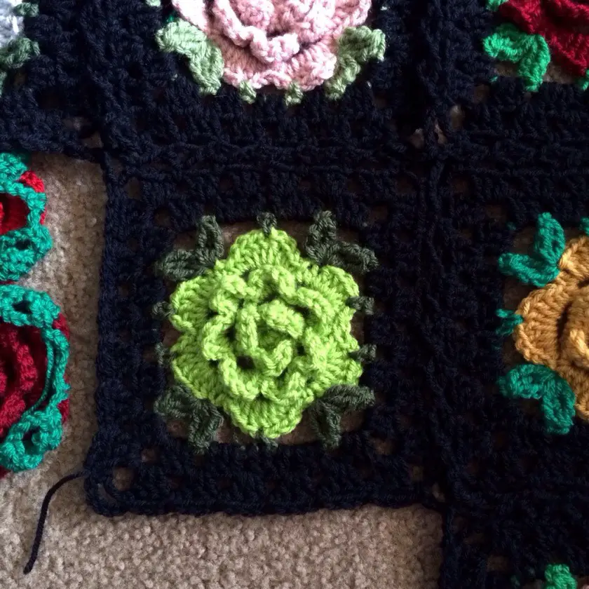 [Free Pattern] Beautiful Rose Granny Square Blanket - Daily Crochet