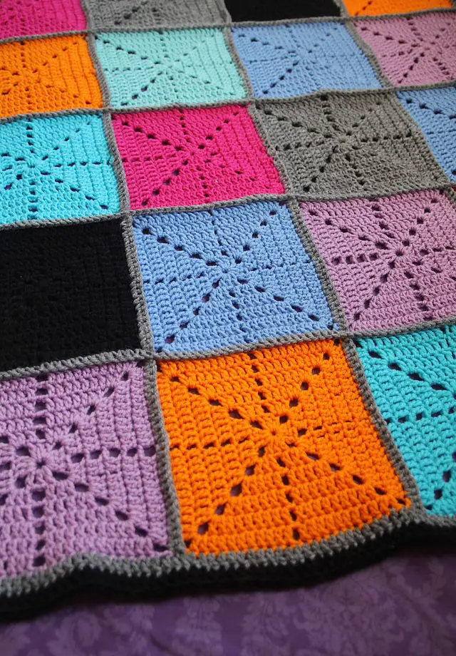 [Free Pattern] Simple Filet Crochet Starburst Square Afghan