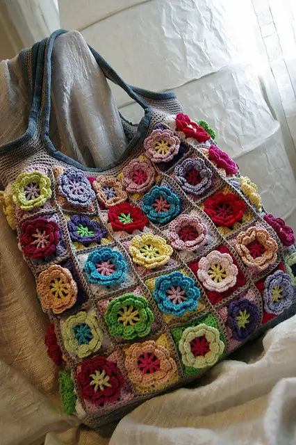 [Free Pattern] Surprise Your Loved Ones With This Cheerful Flower Crochet Blanket
