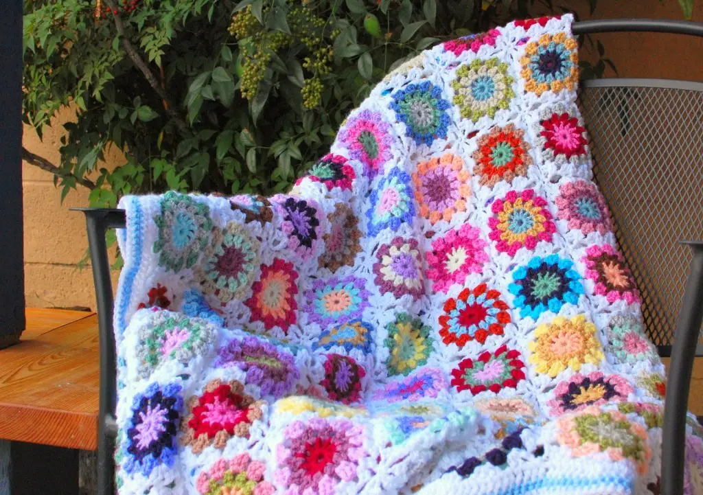 [Free Pattern] Get Your MoJo Back With This Spectacular Flowers In The