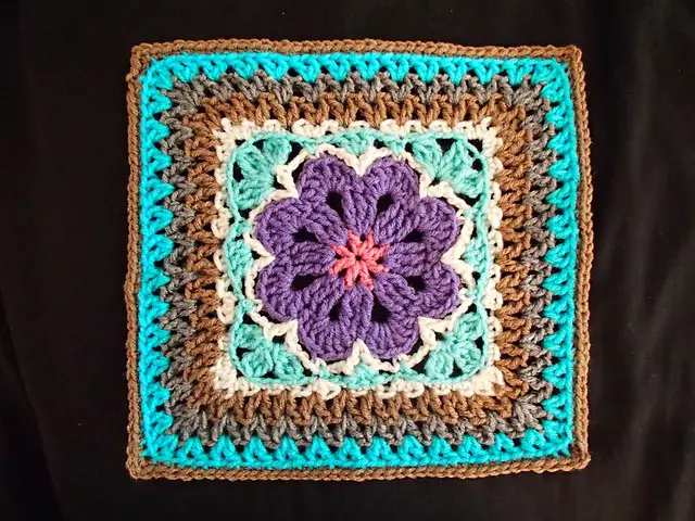 [Free Pattern] Lovely And Adventurous Design: Flower Tile Afghan Square