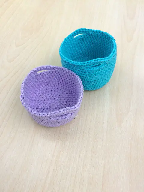 [Free Pattern]These Colourful Little Baskets Are Adorable!