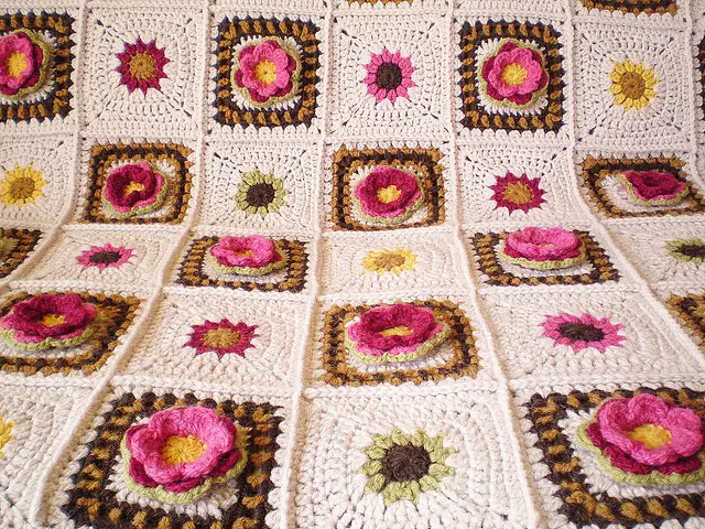 [Free Pattern] Bring Summer Into Your Home With This Amazing Rose Afghan