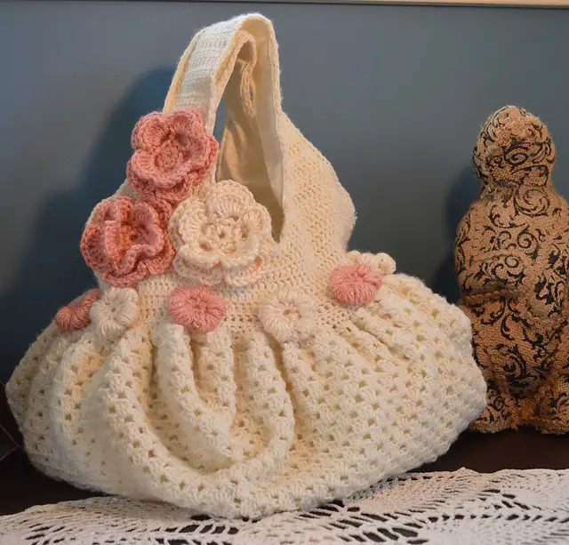 [Free Pattern] Amp Up Your Stlyle With This Shabby Chic Granny Square Bag