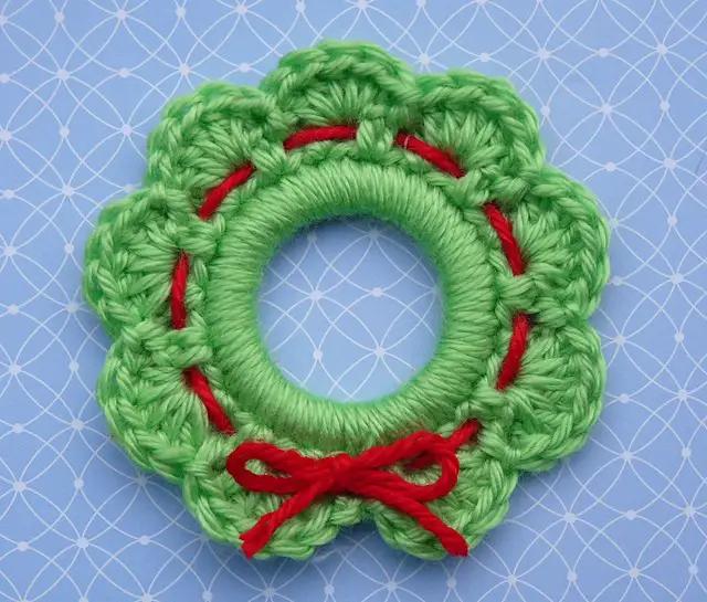 [Free Pattern] Here Is A Brilliant Way To Make A Christmas Wreath Ring Ornament That Will Never Break