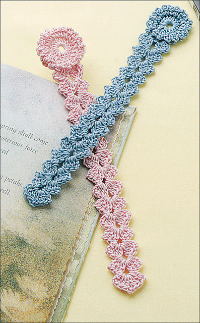 [Free Pattern] This Easy Shell Bookmark Is The Perfect Gift For Any Book Lover!