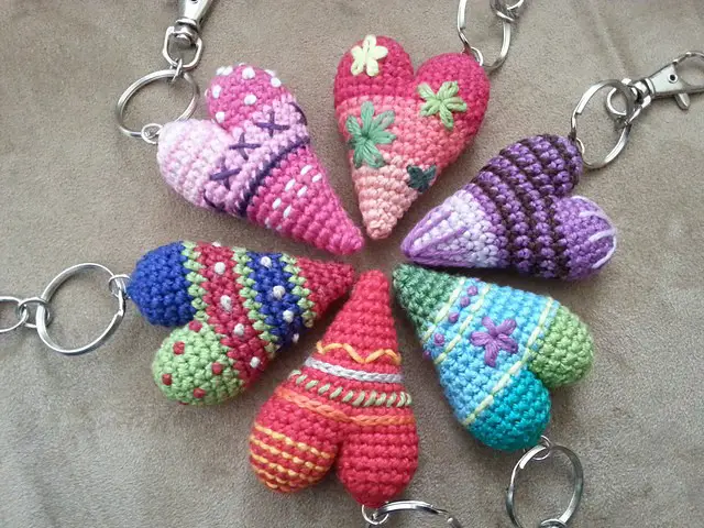 [Free Pattern] Adorable And Easy To Make Heart Keychain...The Perfect Valentine's Day Gift!