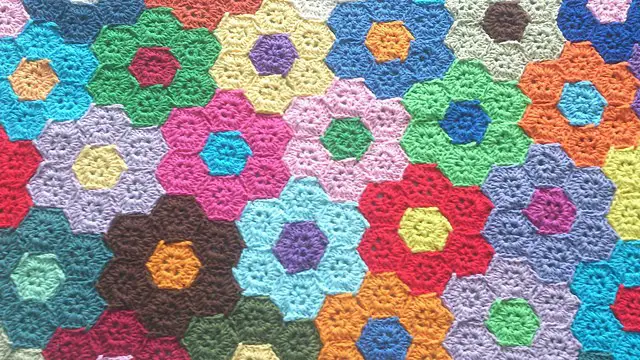 [Photo Tutorial] Wonderful Hexagons Flower Blanket To Decorate Your Room