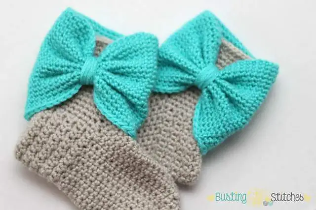 [Free Pattern] These Are The Cutest Bow Cuff Slipper Boots Ever!