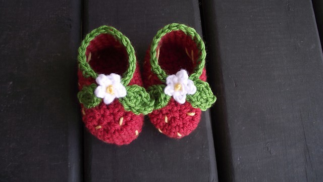 [Free Pattern] These Little Strawberry Booties Are Really Precious!
