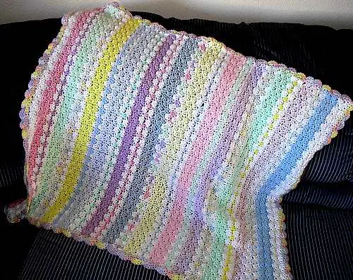 [Free Pattern] This Lovely Shell Blanket It's So Fast And Uses Less Yarn Then You May Think