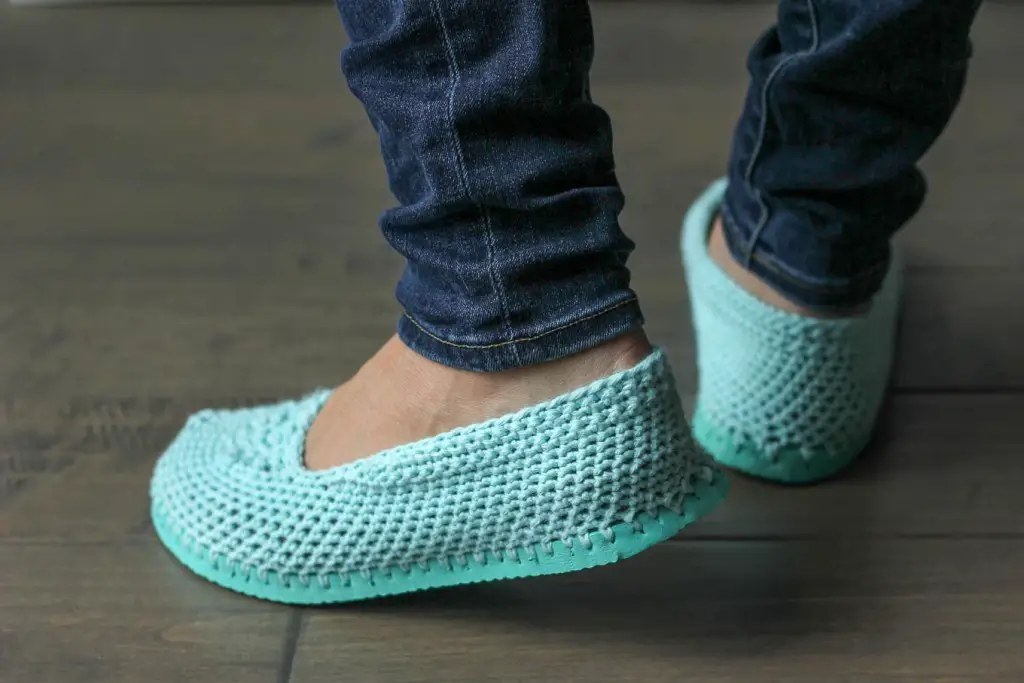 [Free Pattern] Brilliant! How to Make Cheap Flip Flops Into Crochet Slippers