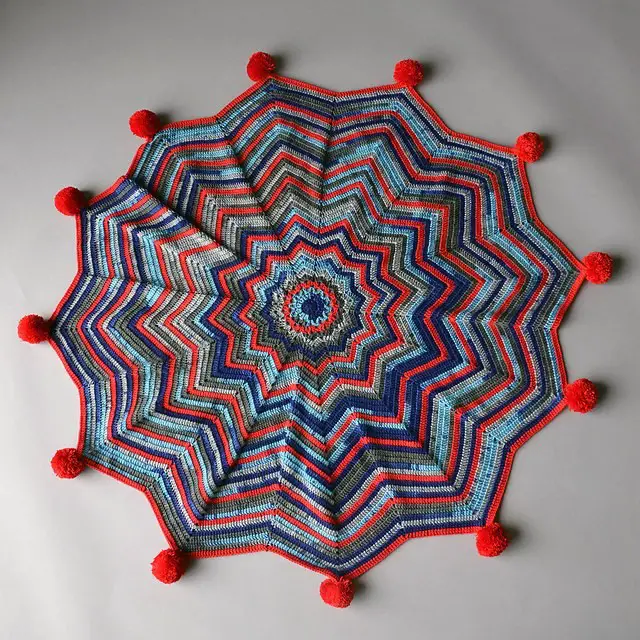 [Free Pattern] Easy 12 Points Crochet Blanket With Pom-Poms