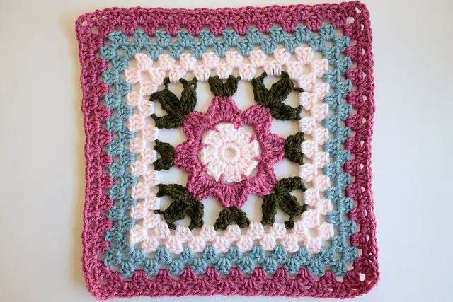 [Free Pattern] This Gorgeous Blooming Granny Square Makes Awesome Housewarming Gifts