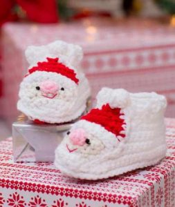 [Free Pattern] Make Christmas Eve Special For Kids With These Easy Santa Slippers