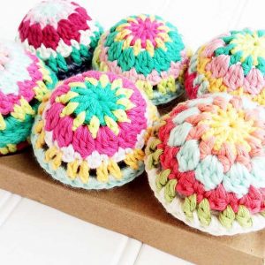 [Free Pattern] These Gorgeous Crocheted Baubles Will Make Your Holiday Decor Fabulous