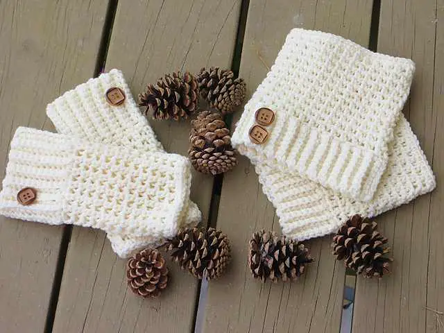 Make Your Comfy, Cold-Weather Crochet Boot Cuffs In Just A Couple Of Hours With This Fabulous Pattern
