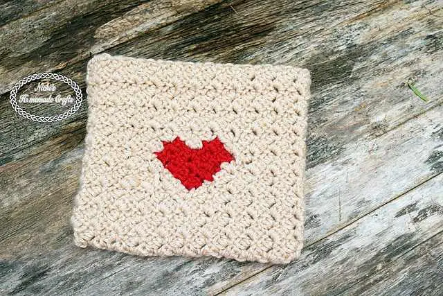 Chic And Functional Crochet Heart Envelope