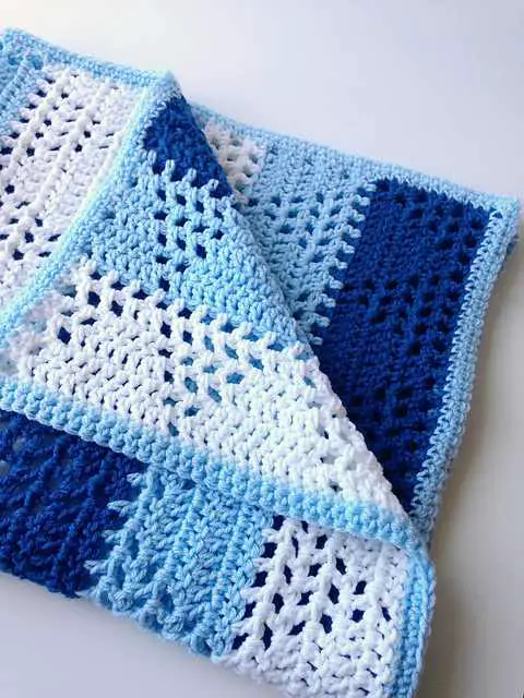 Lovely Triangles & Stripes Baby Blanket Pattern