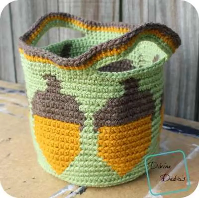 [Free Pattern] Bring The Warm Colors Of Fall Into Your Home With This Beautiful Acorns Basket