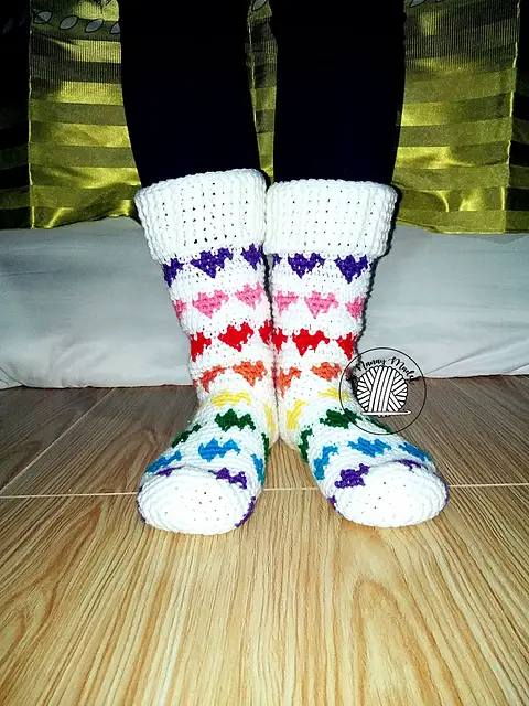 [Free Pattern] Cutest Rainbow Hearts Socks Ever!