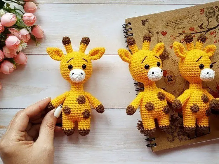 Little giraffe free amigurumi pattern- Crochet Animals